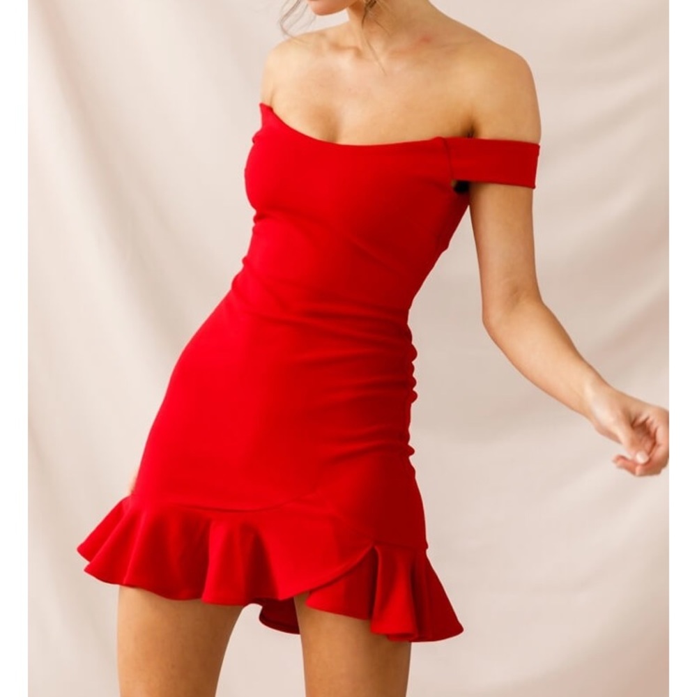 Selfie Leslie red dress